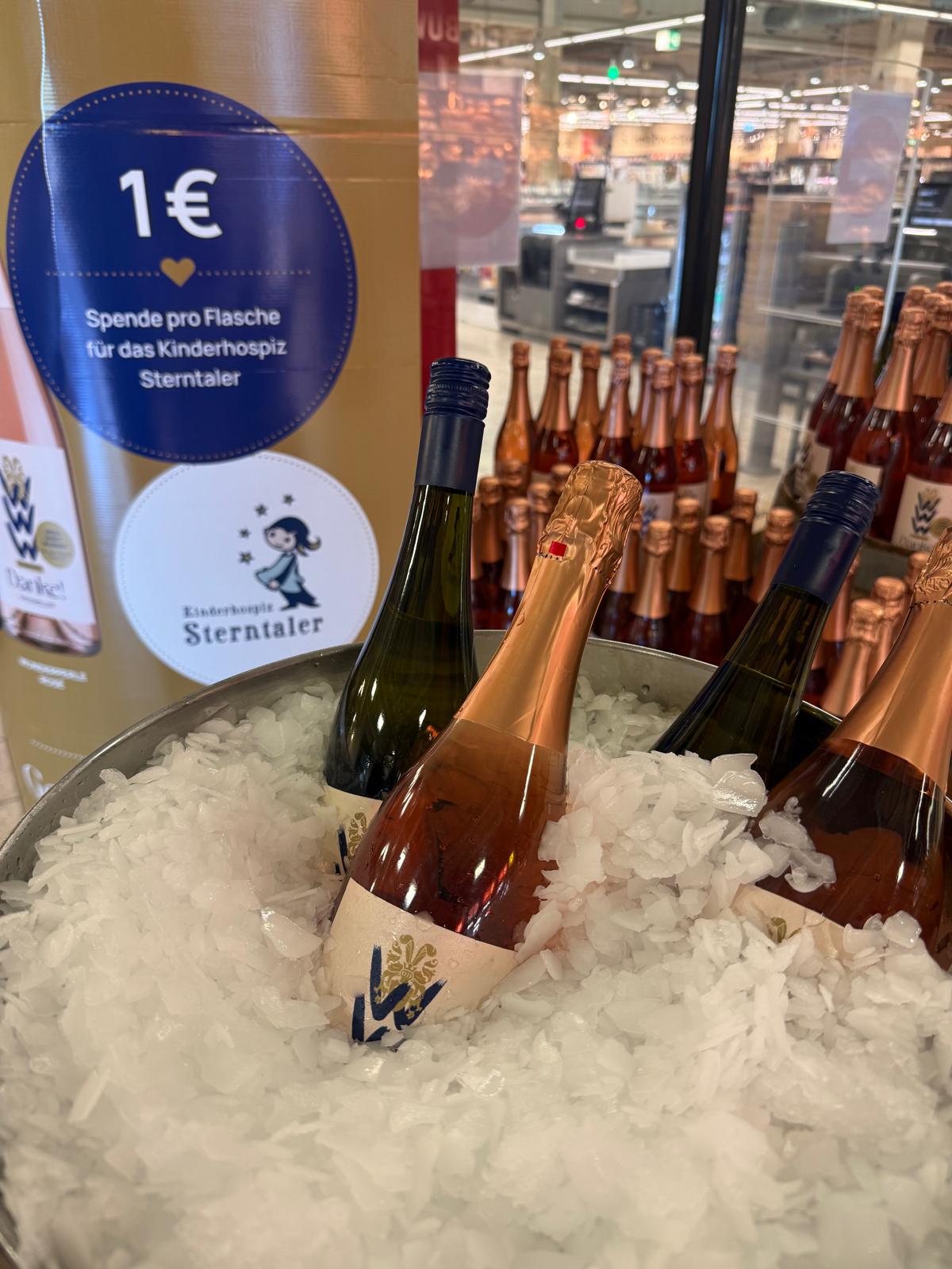 Aktionsflaschen im Eiskübel mit Sterntaler-Hinweis
