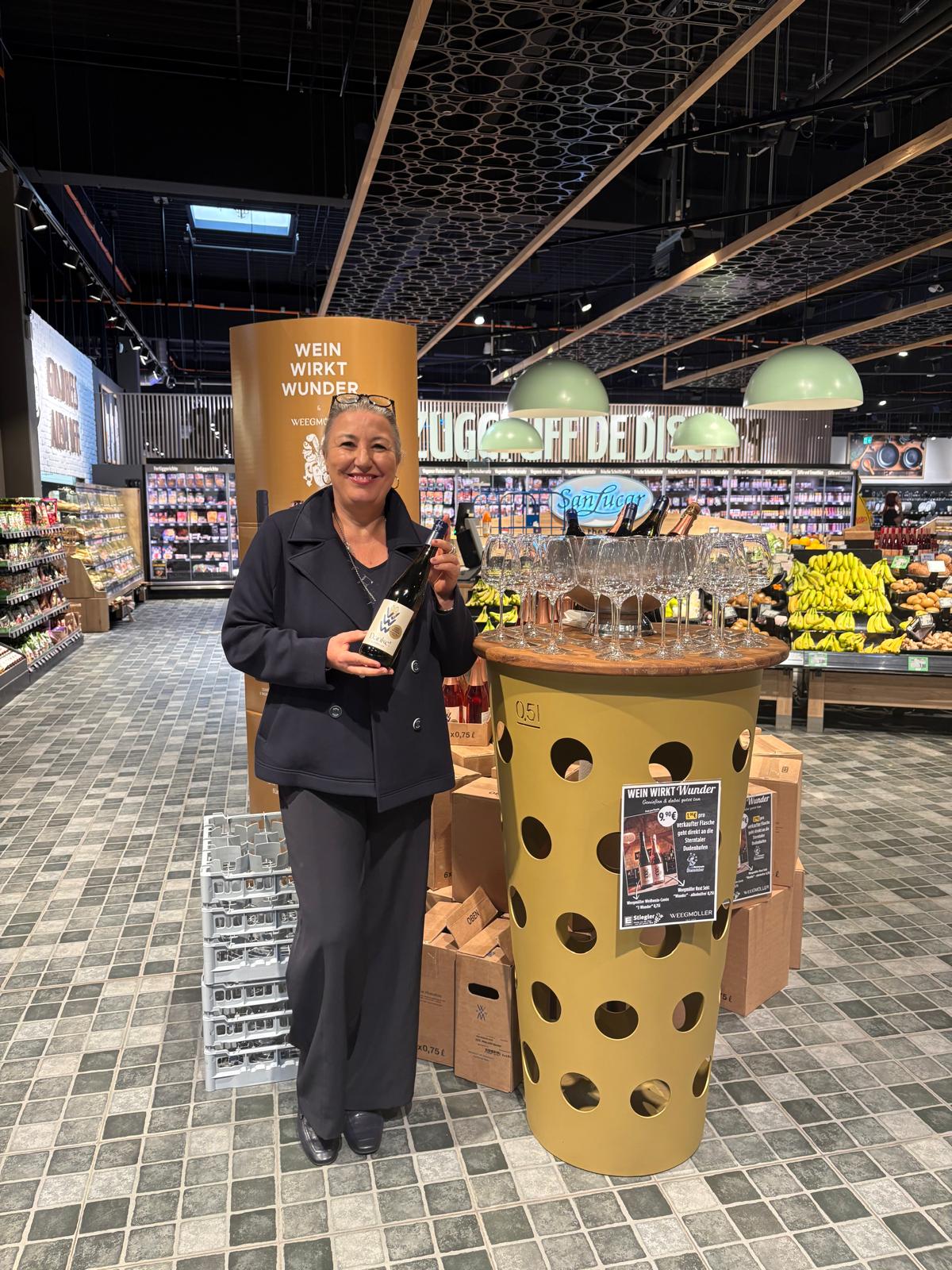Verkostungsstand im EDEKA-Markt mit WeinWirktWunder-Wein